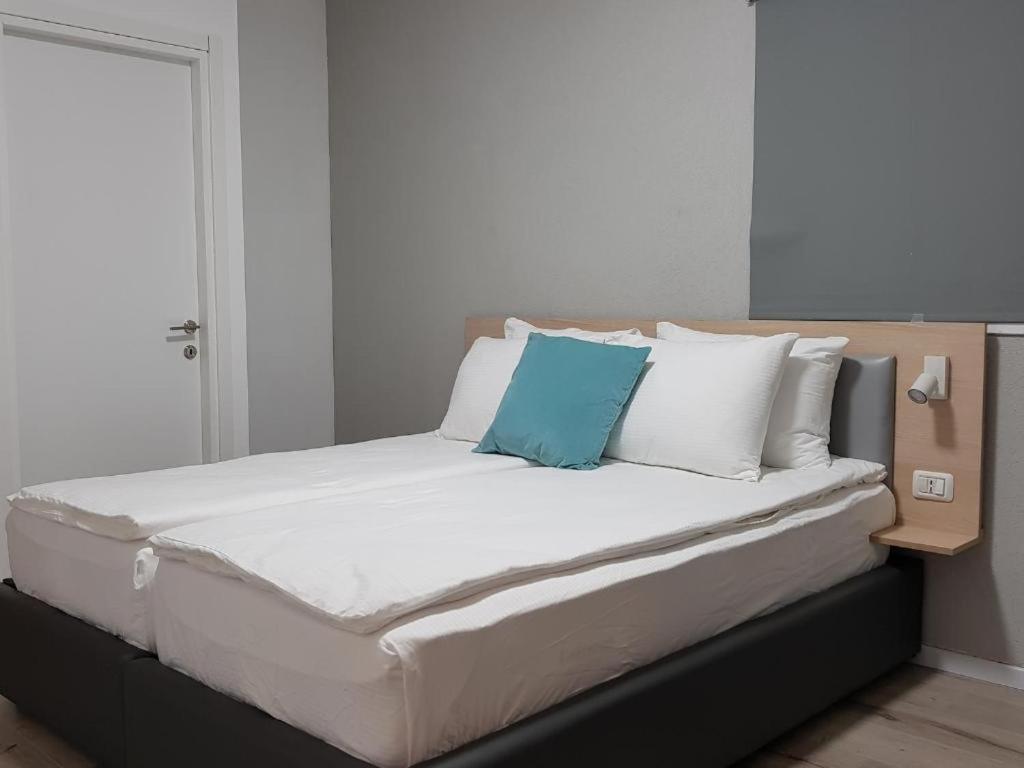 Airport Guest House Or Yehuda Экстерьер фото