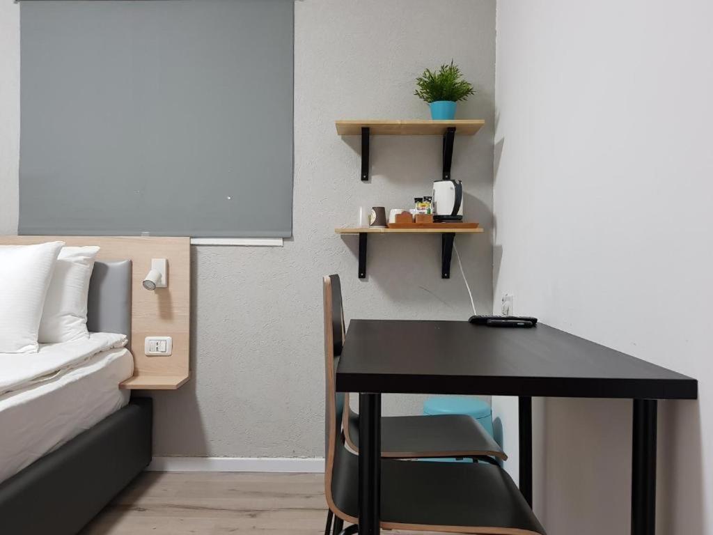 Airport Guest House Or Yehuda Экстерьер фото